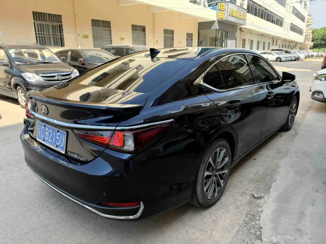 Lexus ES — Фото автомобиля 11
