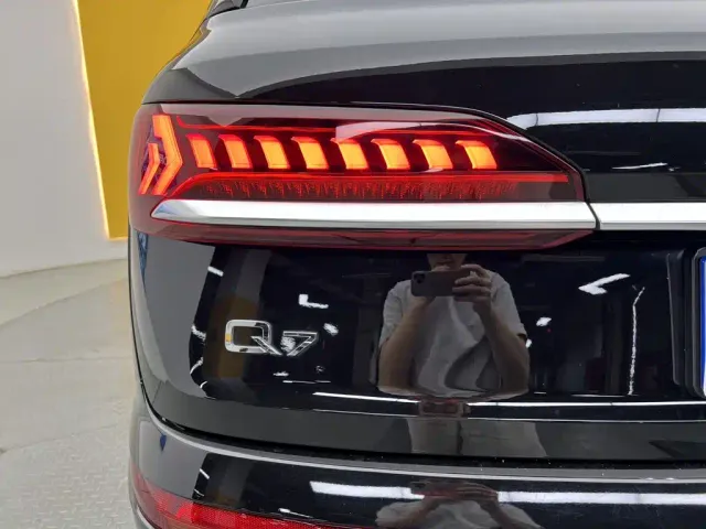Audi Q7 — Фото автомобиля 9