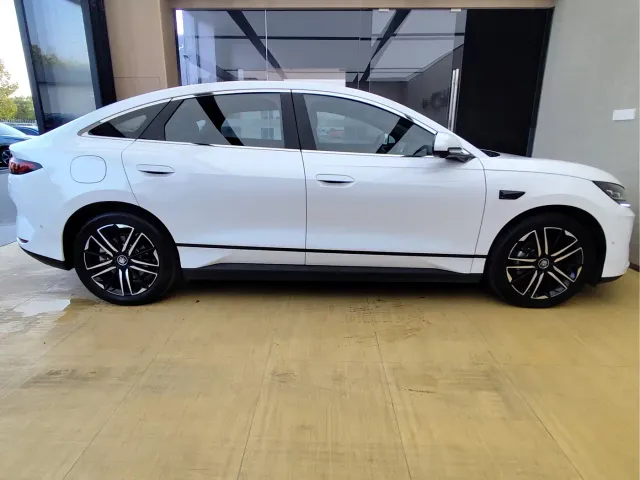 BYD Qin L — Фото автомобиля 9