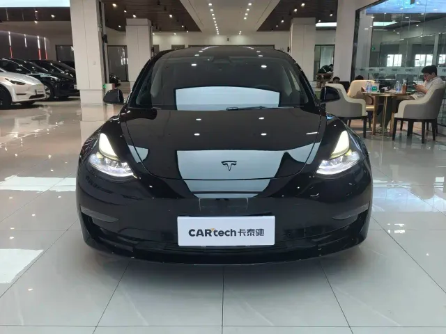 Tesla Model 3 — Фото автомобиля 2