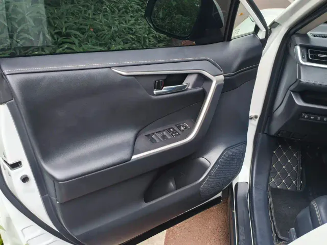 Toyota RAV4 — Фото автомобиля 7