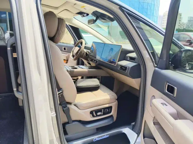Li Auto MEGA — Фото автомобиля 13