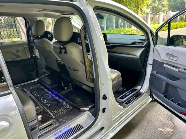 Toyota Sienna — Фото автомобиля 9