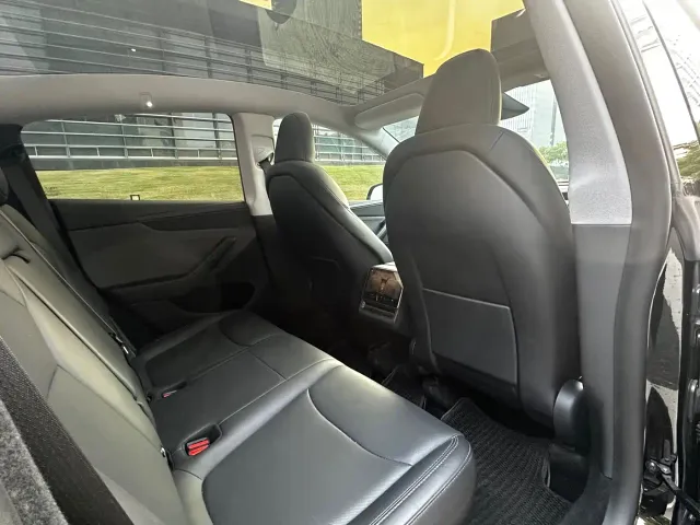 Tesla Model Y — Фото автомобиля 13