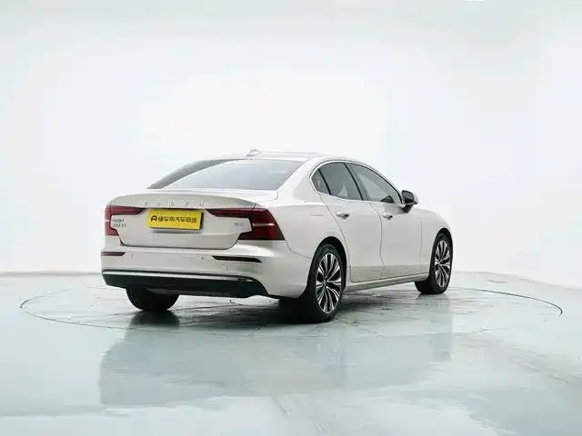 Volvo S60 — Фото автомобиля 5