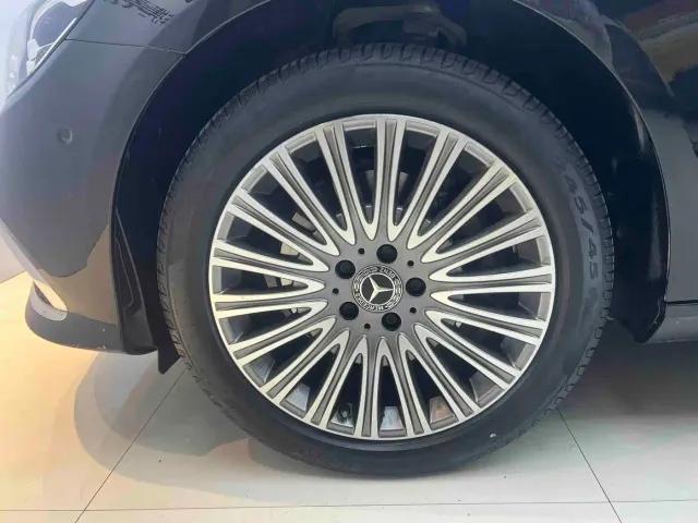 Mercedes-Benz E-Class — Фото автомобиля 5