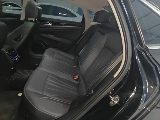 Volkswagen Passat — Фото автомобиля 16