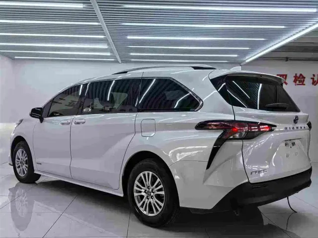 Toyota Sienna — Фото автомобиля 8