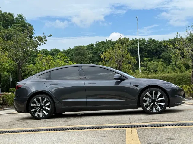 Tesla Model 3 — Фото автомобиля 16