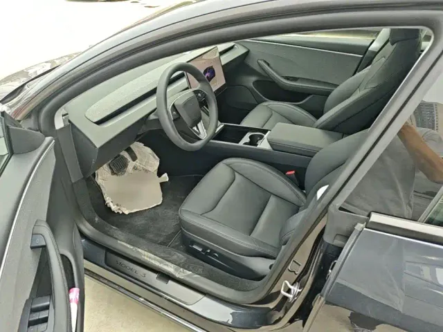 Tesla Model 3 — Фото автомобиля 15