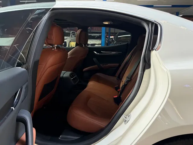 Maserati Ghibli — Фото автомобиля 9