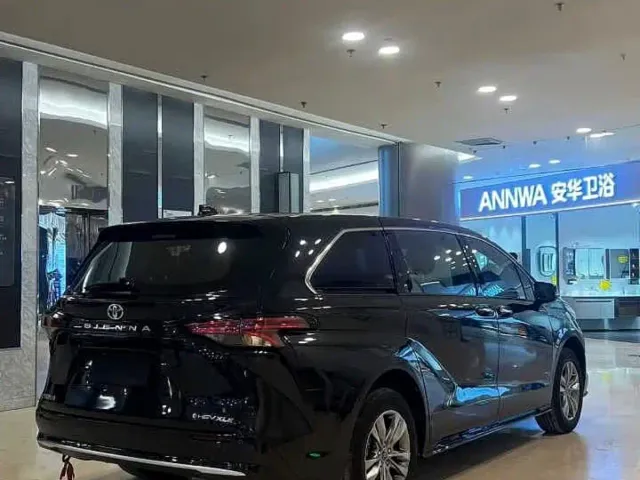 Toyota Sienna — Фото автомобиля 7