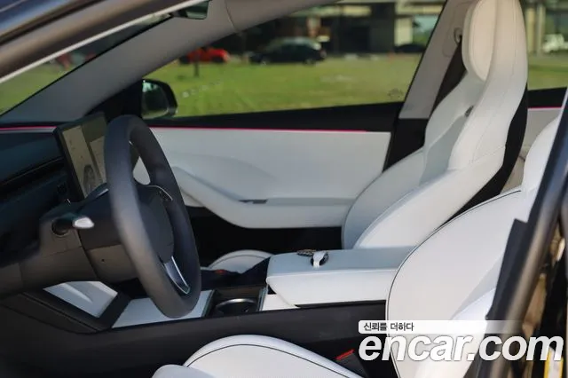 Tesla Model 3 — Фото автомобиля 12
