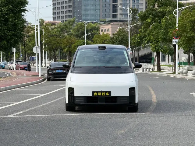 Li Auto MEGA — Фото автомобиля 2