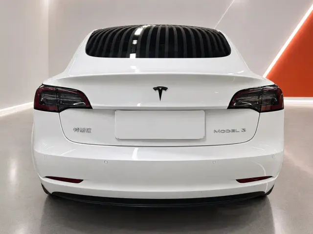 Tesla Model 3 — Фото автомобиля 5