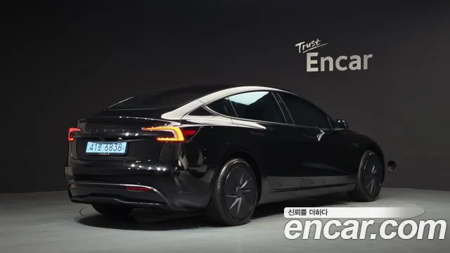 Tesla Model 3 — Фото автомобиля 2