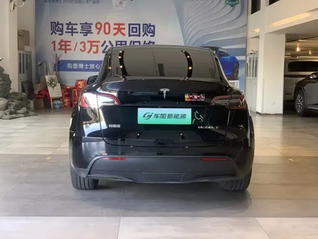 Tesla Model Y — Фото автомобиля 8