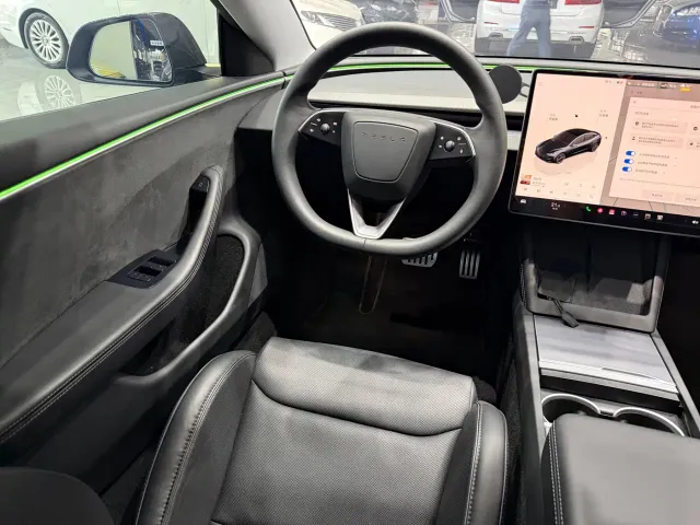 Tesla Model 3 — Фото автомобиля 18