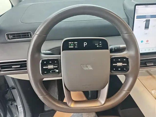 Li Auto MEGA — Фото автомобиля 10