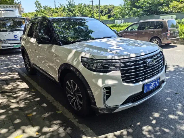 Ford Explorer — Фото автомобиля 3
