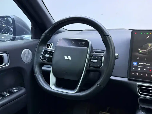 Li Auto L8 — Фото автомобиля 9