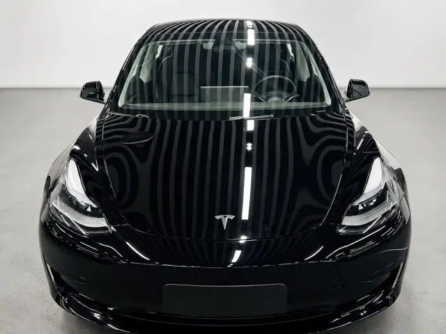 Tesla Model 3 — Фото автомобиля 2