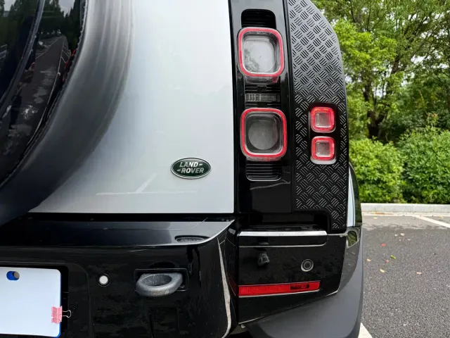 Land Rover Defender — Фото автомобиля 11