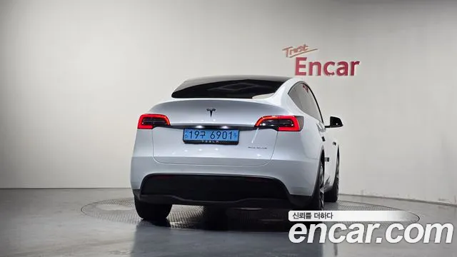 Tesla Model Y — Фото автомобиля 3