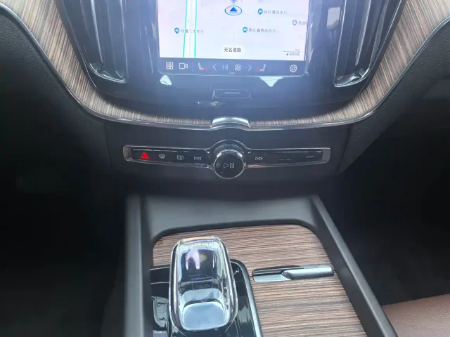 Volvo XC60 — Фото автомобиля 17