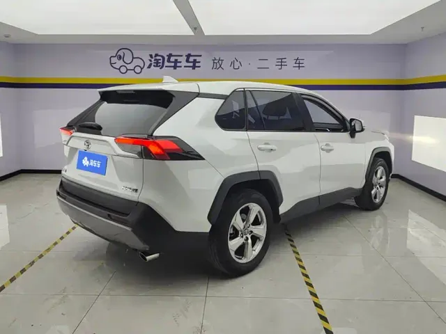 Toyota RAV4 — Фото автомобиля 3