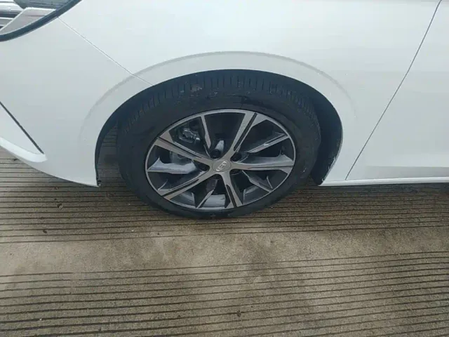 Geely Emgrand — Фото автомобиля 22