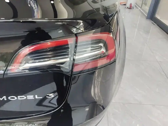 Tesla Model 3 — Фото автомобиля 7