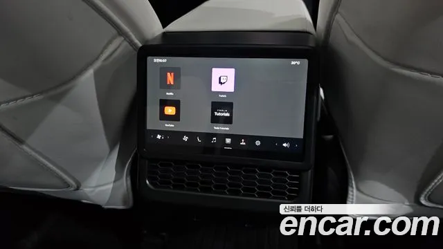 Tesla Model Y — Фото автомобиля 24
