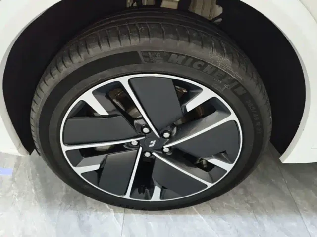 Li Auto L7 — Фото автомобиля 22