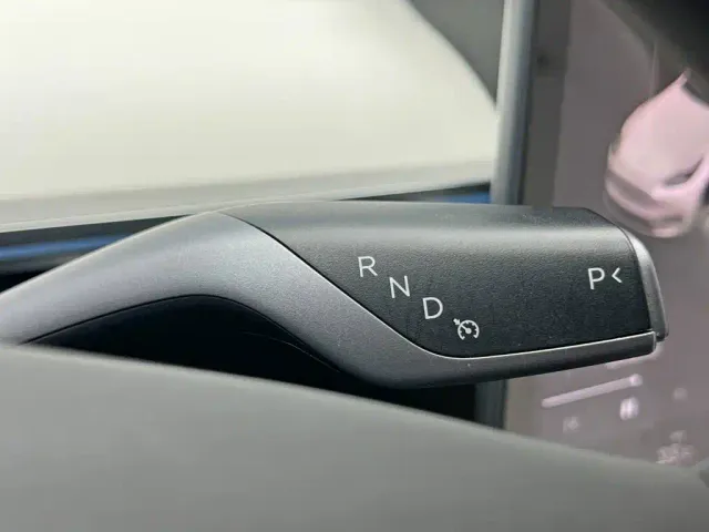 Tesla Model Y — Фото автомобиля 18