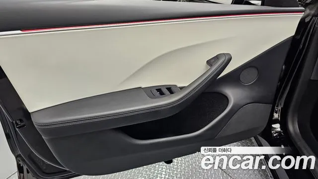 Tesla Model 3 — Фото автомобиля 23