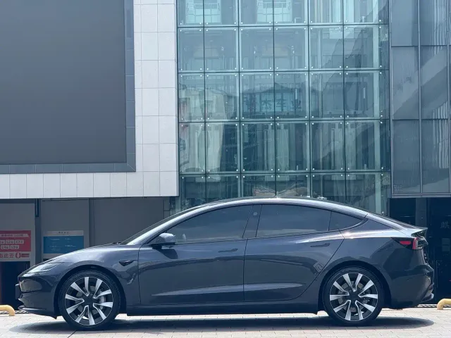 Tesla Model 3 — Фото автомобиля 6