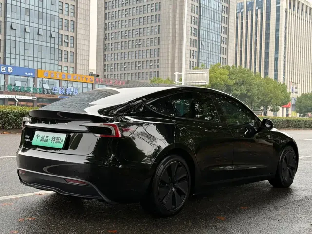 Tesla Model 3 — Фото автомобиля 5