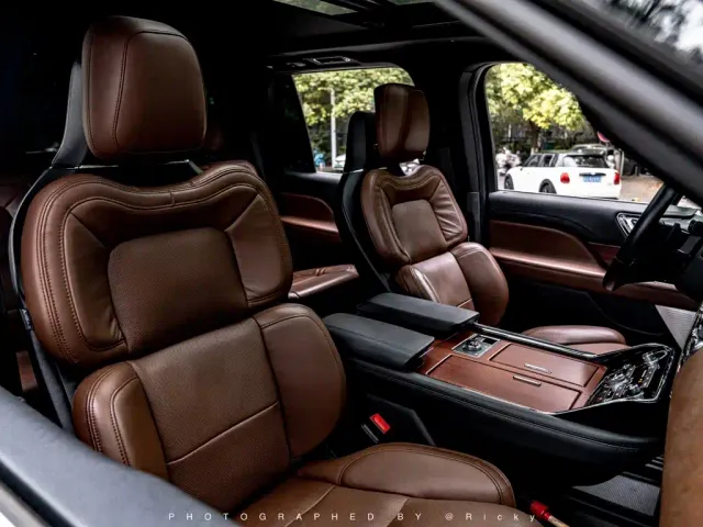 Lincoln Navigator — Фото автомобиля 9