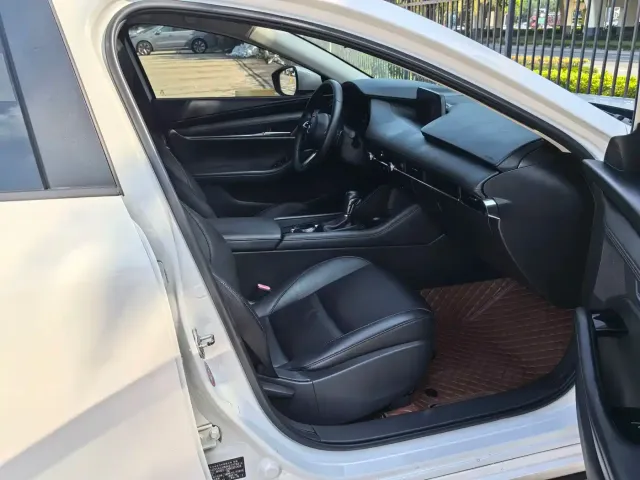 Mazda Axela — Фото автомобиля 11