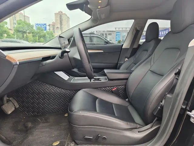 Tesla Model 3 — Фото автомобиля 10