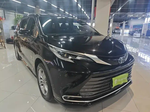 Toyota Sienna — Фото автомобиля 3