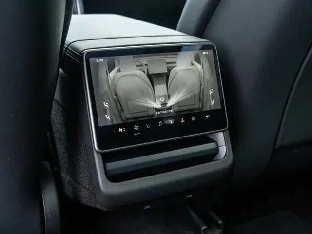 Tesla Model Y — Фото автомобиля 15