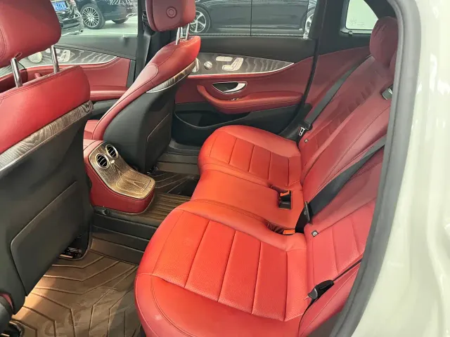 Mercedes-Benz E-Class — Фото автомобиля 6