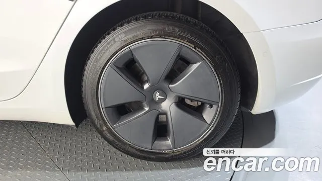 Tesla Model 3 — Фото автомобиля 20