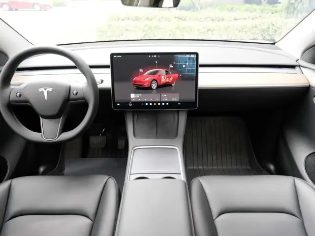 Tesla Model Y — Фото автомобиля 6