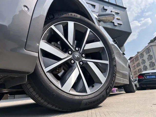 Li Auto L8 — Фото автомобиля 6