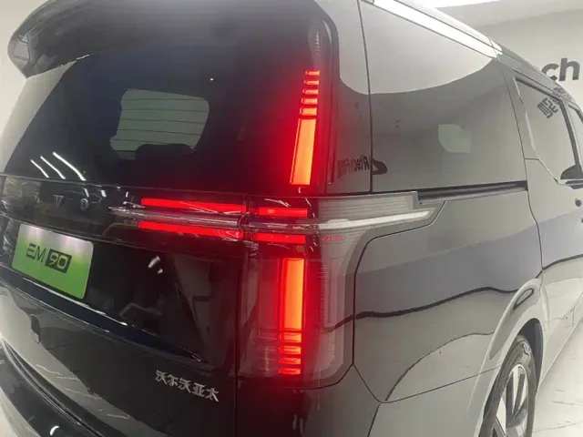 Volvo EM90 — Фото автомобиля 10