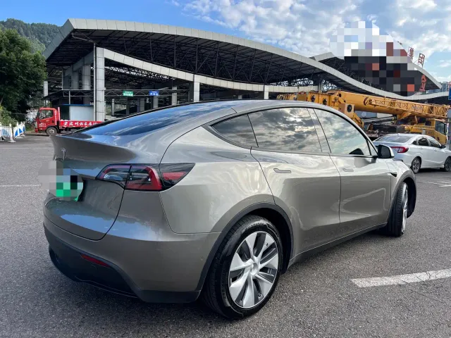 Tesla Model Y — Фото автомобиля 9