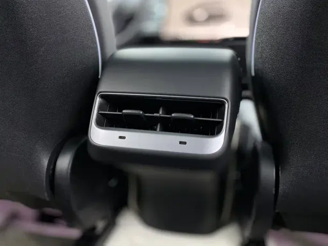 Tesla Model Y — Фото автомобиля 22